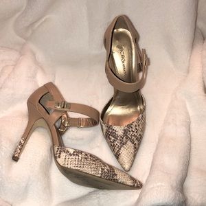 BCBGeneration size 6 nude snake print heel